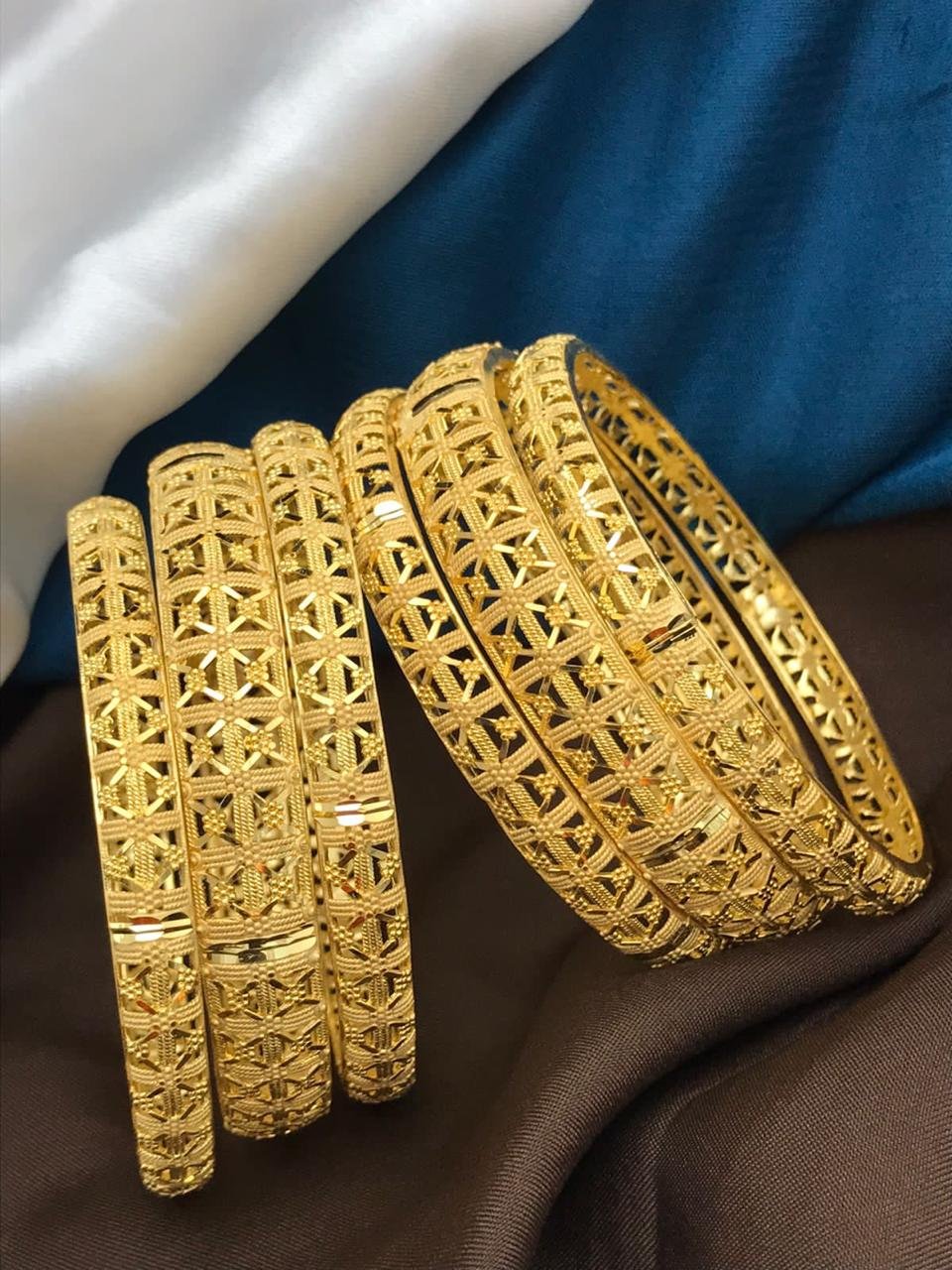 Forming Gold Bangles D640428D